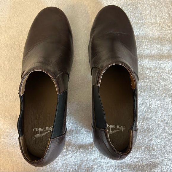 Dansko Women’s Marilyn style brown leather ankle bootie slip-on style no zippers - Picture 3 of 10